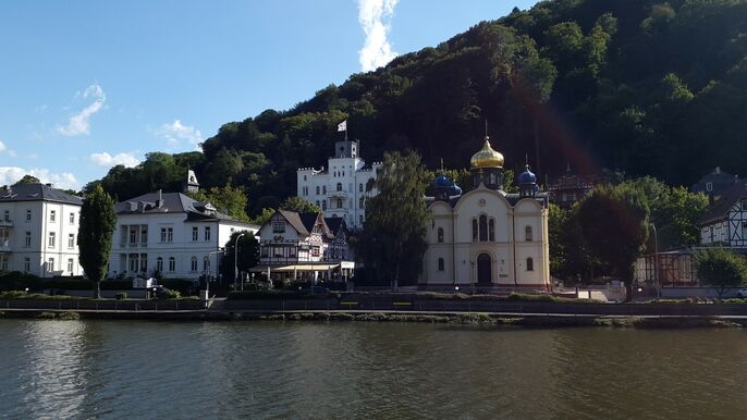 Lahn in Bad Ems mit Blick auf die russisch-orthodoxe Kirche